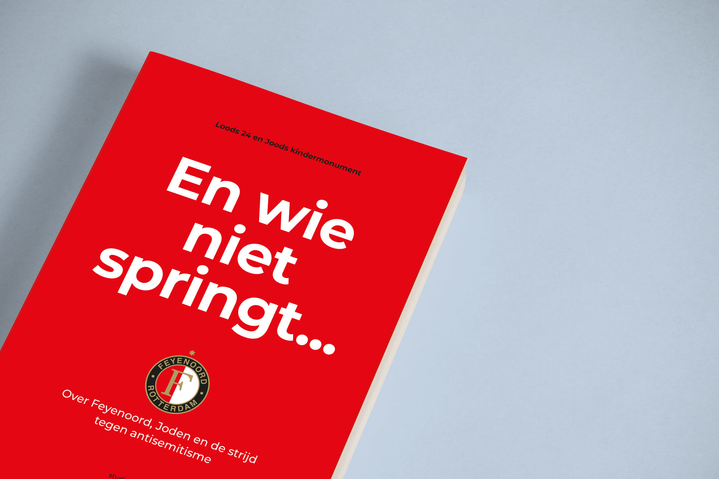 En wie niet springt...